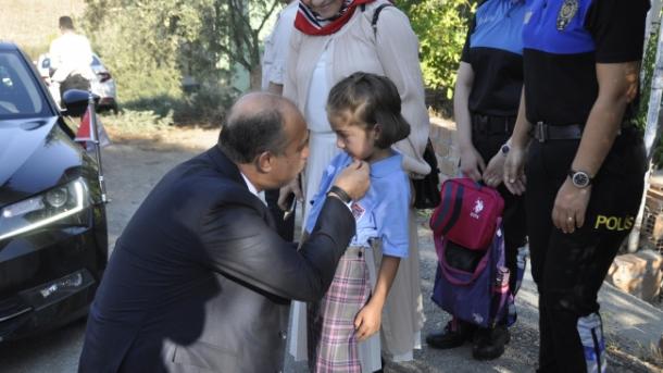 O diretor de segurança levou a filha do mártir à escola no seu carro oficial