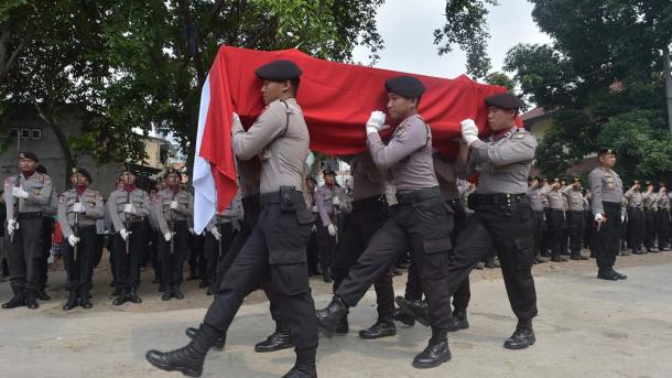 Atentado suicida em Jacarta cobra a vida de polícias