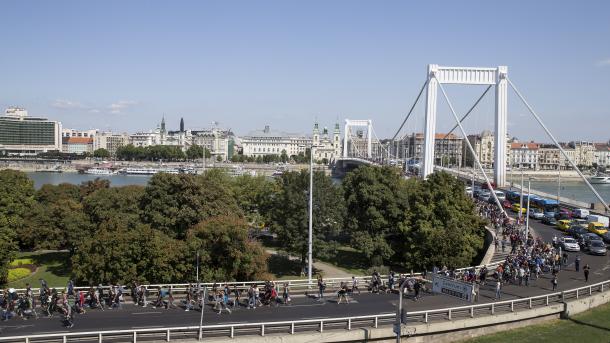 macaristan göçmenler avusturya'ya gidiyor