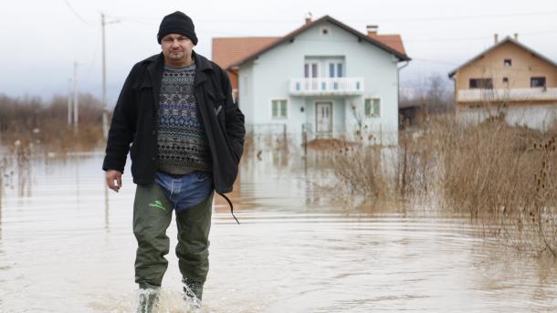 Sarajeva përmbytet nga shirat e rrëmbyer