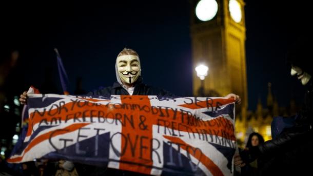 London: Tisuće ljudi sa maskama protestiralo protiv kapitalizma