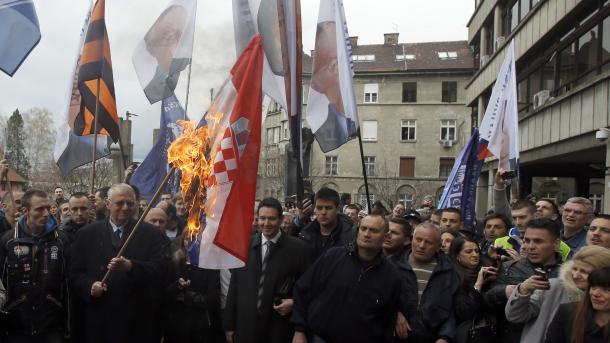 Serbi – Vojislav Seselj djeg në publik flamurin e Kroacisë