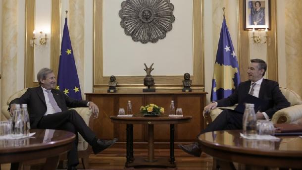 Hahn-Veseli: Presim një raport pozitiv të progresit të Kosovës