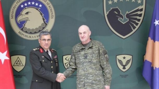 Komandanti i Kolegjit turk të Luftës viziton Kosovën