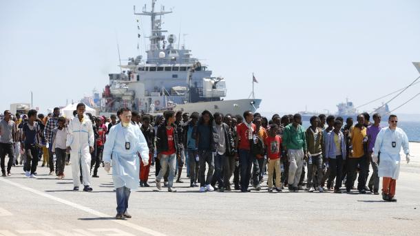 Itali - Mbytet një gomone me 137 emigrantë, të paktën 40 vdesin