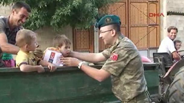 KFOR-i turk shpërndan pite ramazani