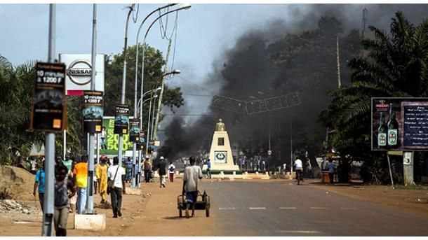 Balas e gás lacrimogêneo usados em Kampala pela polícia e exército dispersam manifestantes