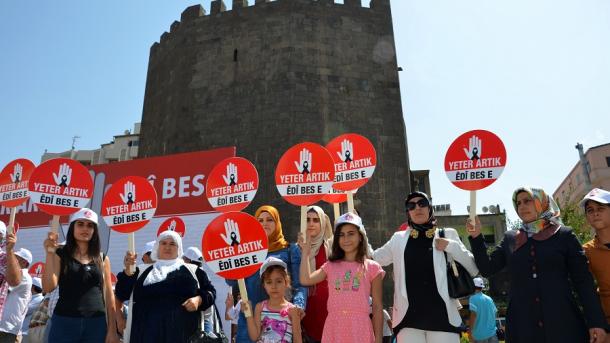 Turqi – Qindra OJQ i bëjnë thirrje PKK-së të lërë armët