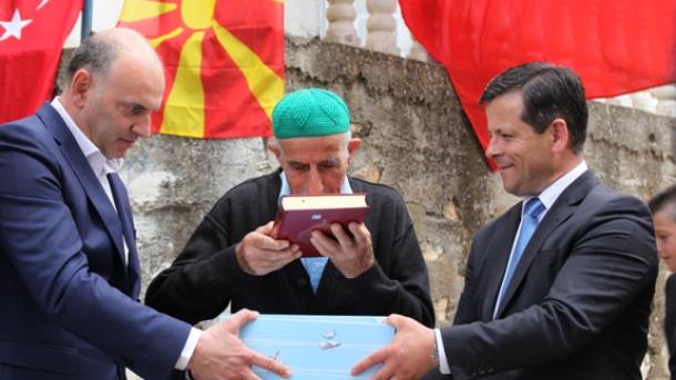 Түрік отбасыларға Құран, байрақ және сөздік таратуда