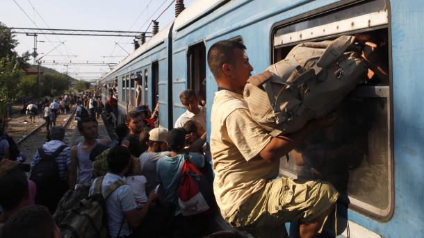 Drama e emigrantëve në pritje të trenave drejt BE-së