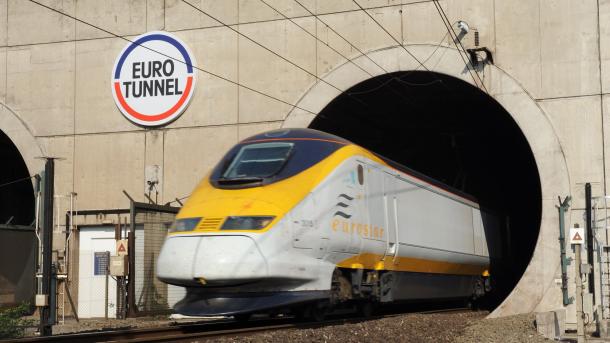 Eurotuneli mbyllet përkohësisht për shkak të tymit