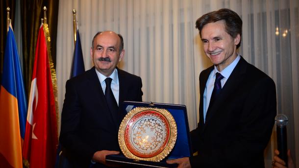 Ministri turk i Shëndetësisë nderohet me çmim nga Ambasada rumune