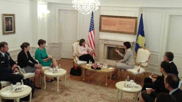 Nuland takon drejtuesit e lartë të Kosovës