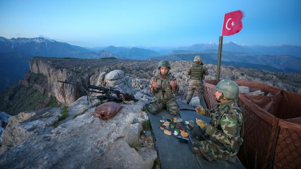 AA askerlerin ilk iftari.jpg