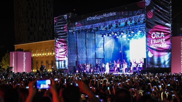 Koncerti i Rita Orës në Tiranë, spektakël dhe emocione për të pranishmit