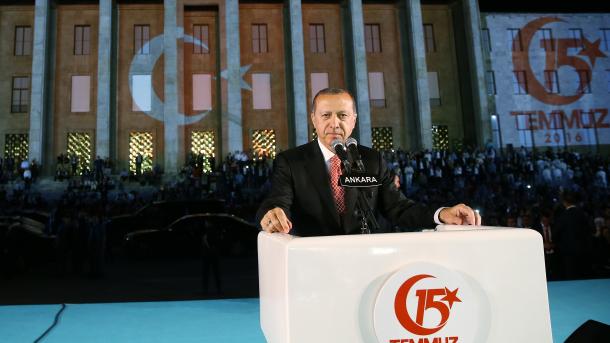 أردوغان: مشى شعبي ضد أولئك الخونة مع أعلامه وايمانه