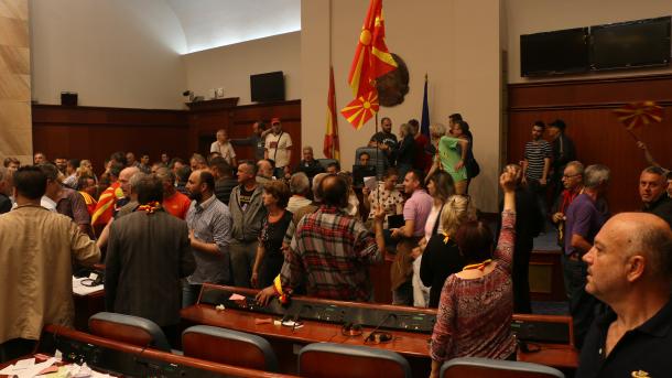 Koment - Dhuna frikëndjellëse në Parlamentin e Maqedonisë