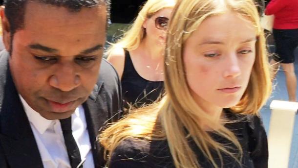 Amber Heard parat e divorcit i dedikon për bamirësi