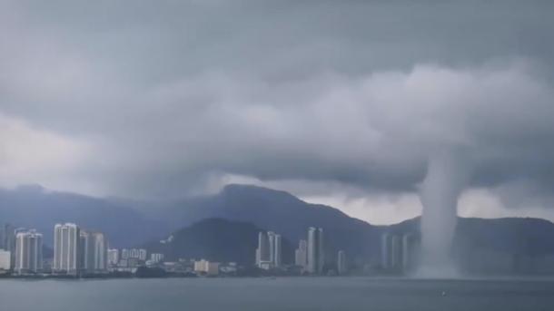 Redak prizor u Maleziji: Vodeni tornado uništio sve oko sebe (VIDEO)