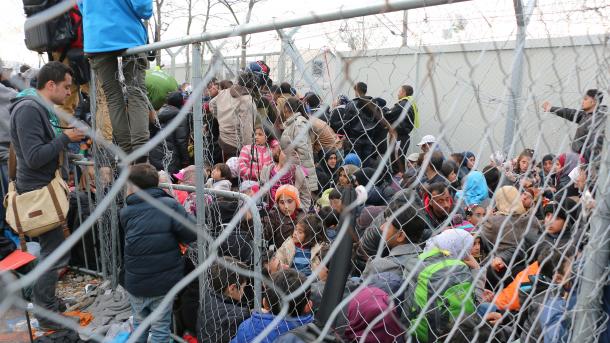 Greqi – Qindra emigrantë po i drejtohen Maqedonisë