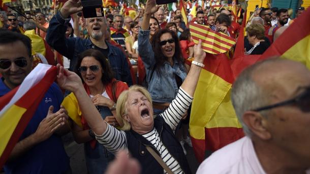Spagna avvierà sabato passi per intervento in Catalogna, Puigdemont non chiarisce