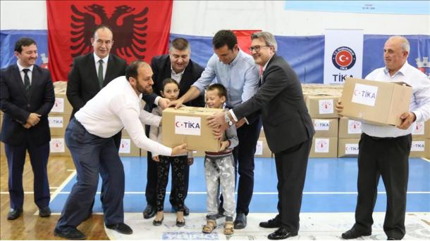 Shqipëri - Agjencia turke shpërndau ndihma për familjet në nevojë