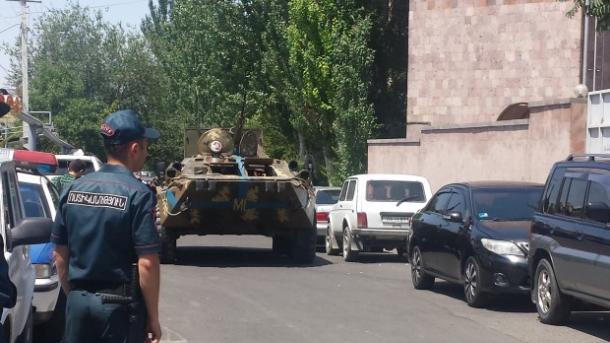 В Ереване правохранительные органы ведут переговоры с вооружёнными повстанцами