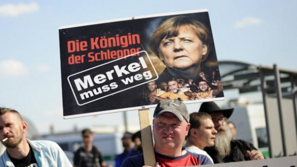 【ドイツ】 メルケルの移民政策反対デモと、その反対デモがぶつかる