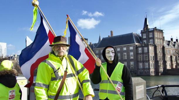 hollanda sari yelekliler1.jpg