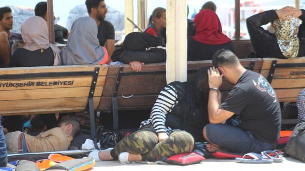 ayvalık- midilli adasına gitmeye çalışan suriyeli 60 kaçak yakalandı4.jpg