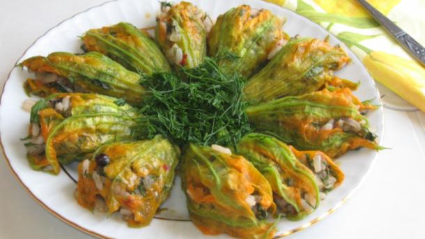 La flor rellena de calabacín en aceite de oliva: un sabor inolvidable del Egeo y Mediterráneo