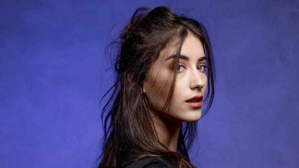 Hazal Kaya se adelanta a Kıvanç Tatlıtuğ en los datos de IMDb