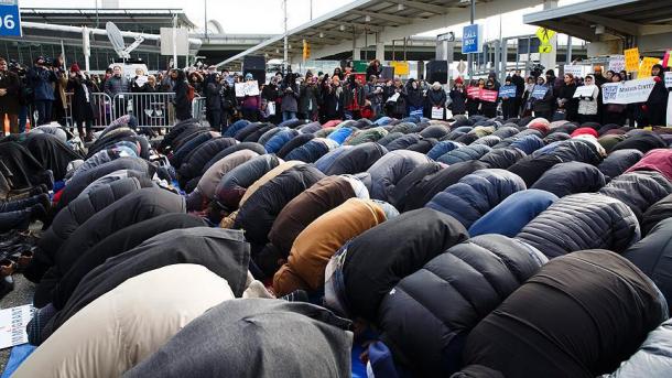 سىلەر پەقەت ئاغزىڭلاردا ئىمان ئېيتتۇق دېيىش بىلەنلا جەننەتكە كىرىشنى ئويلامسىلەر؟