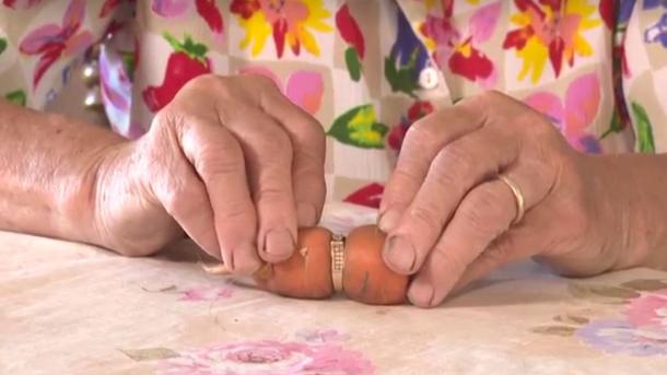 【カンタンな にほんごの ニュース】 ニンジンが13年前になくなった指輪を見つけた