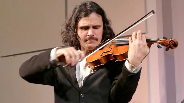 El músico belga Tcha Limberger fascina a los estambulitas