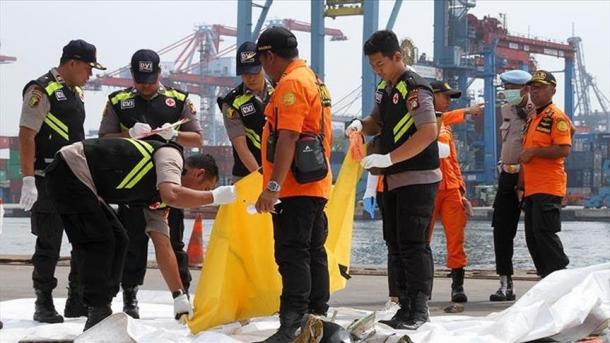 Indonezi – Gjenden trupat e 104 viktimave të aksidentit ajror