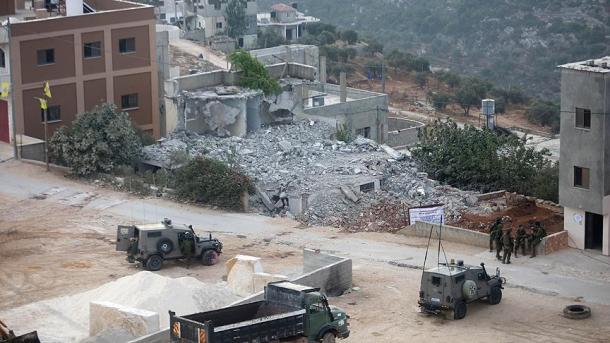 israil askerleri filistinli ailenin evini yıktı.jpg