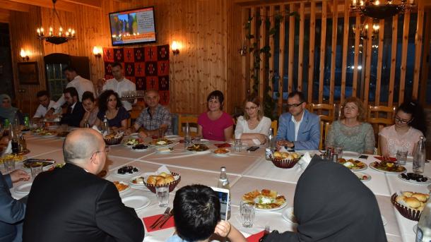 Yunus Emre_İşkodra_ilahi dinletisi_08_iftar.jpg