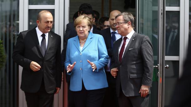 Çavusoglu Merkelit: Të punojmë bashkë për procesin e integrimit