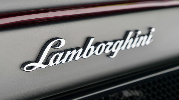 Angli – “Lamborghini” i Rod Stewart shitet për 1,1 milionë euro
