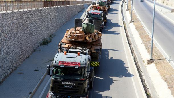 Μετακίνηση εκσυγχρονισμένων αρμάτων μάχης στα σύνορα με τη Συρία