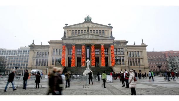 ai weiwe-berlin konser evi-can yelekler4.jpg