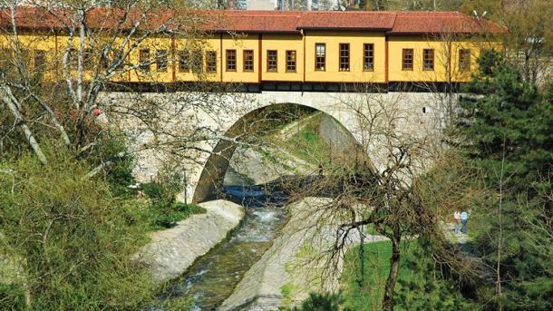 A e dini se ura e parë me çarshi në botë është Ura Irgandi në Bursa?