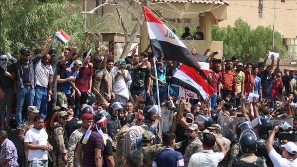 رئيس الوزراء العراقي حيدر العبادي يقابل بإحتجاج خلال زيارته مدينة البصرة