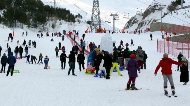Hotunan 'yan yawon bude yayin rakashewa a cikin dusar kankara a Turkiyya
