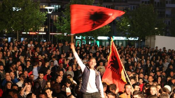 Kosova erken seçim_kendin karar al hareketinin destekçileri kutlama yaptı.jpg