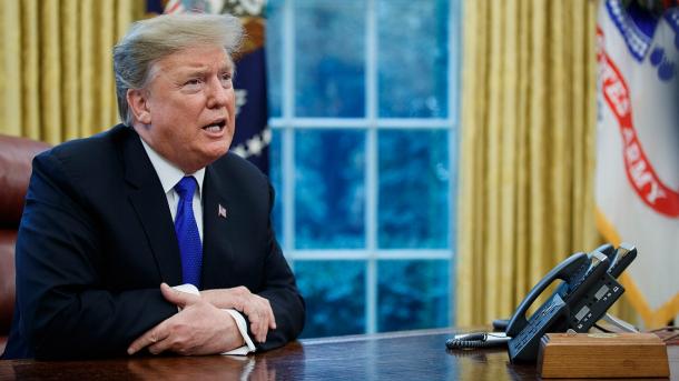 Trump vonon tarifat shtesë për importet kineze