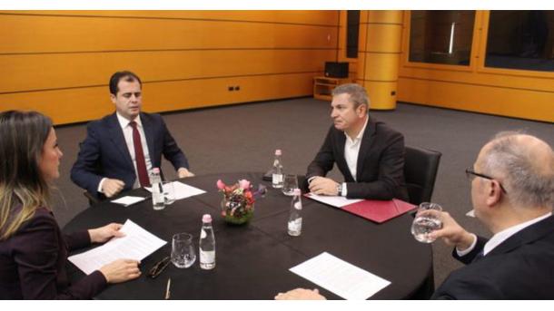 Më në fund, palët politike në Shqipëri ulen në tryezën ë dialogut për reformën zgjedhore