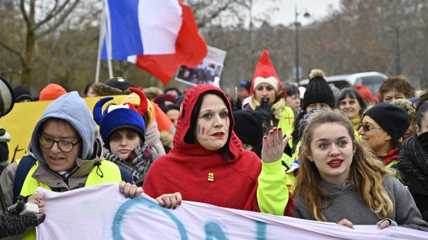 Brojne žene se pridružile protestima ¨žutih prsluka¨ u Parizu