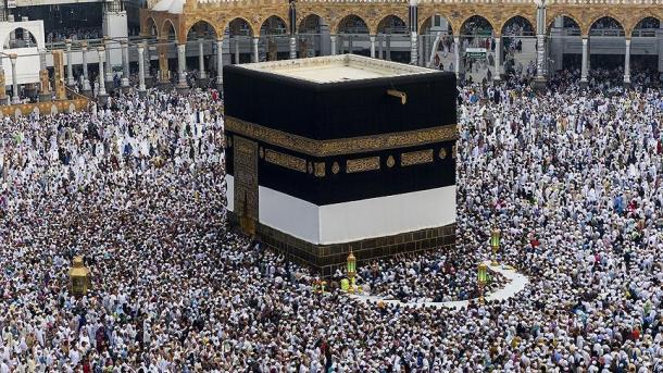 Qindra-mijëra myslimanë nga e mbarë bota falin namazin e sabahut në Mesxhidul-Haram